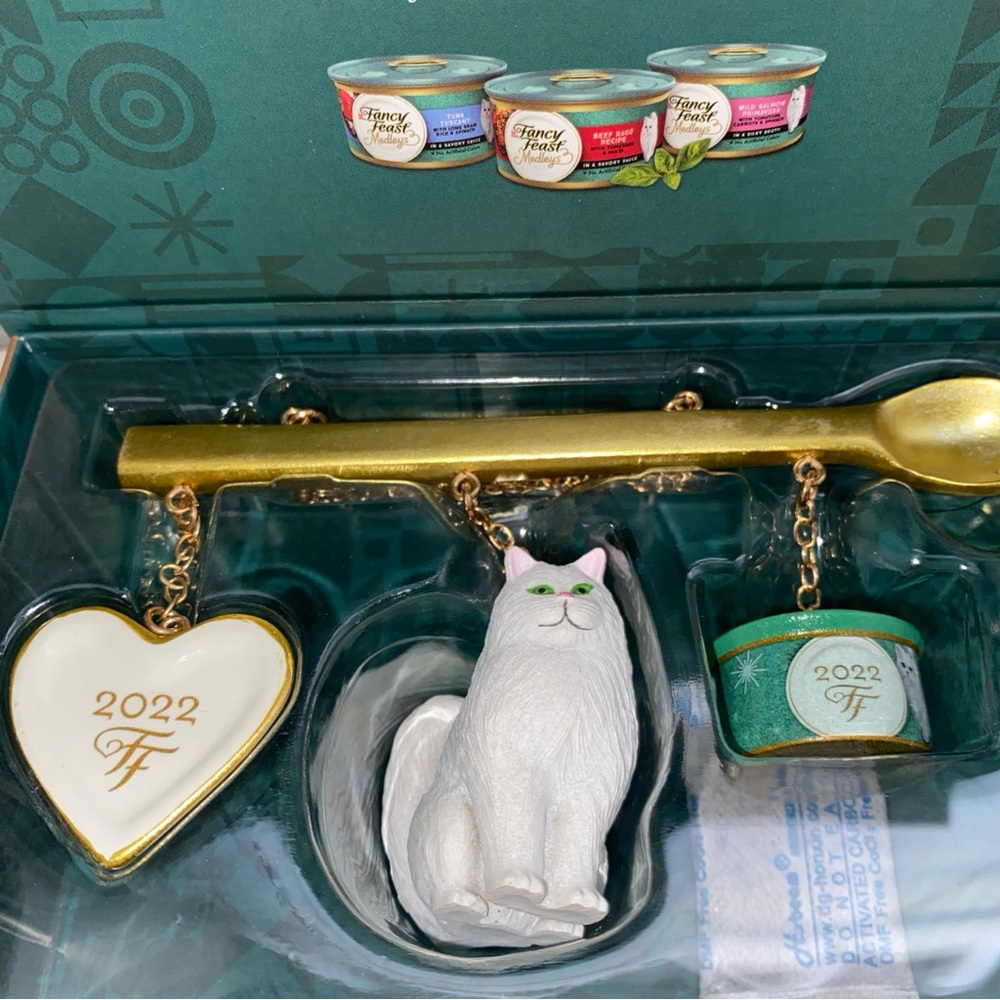 2022 Fancy‎ Feast Feastivities Cat Holiday Ornament Collectible Limited Edition